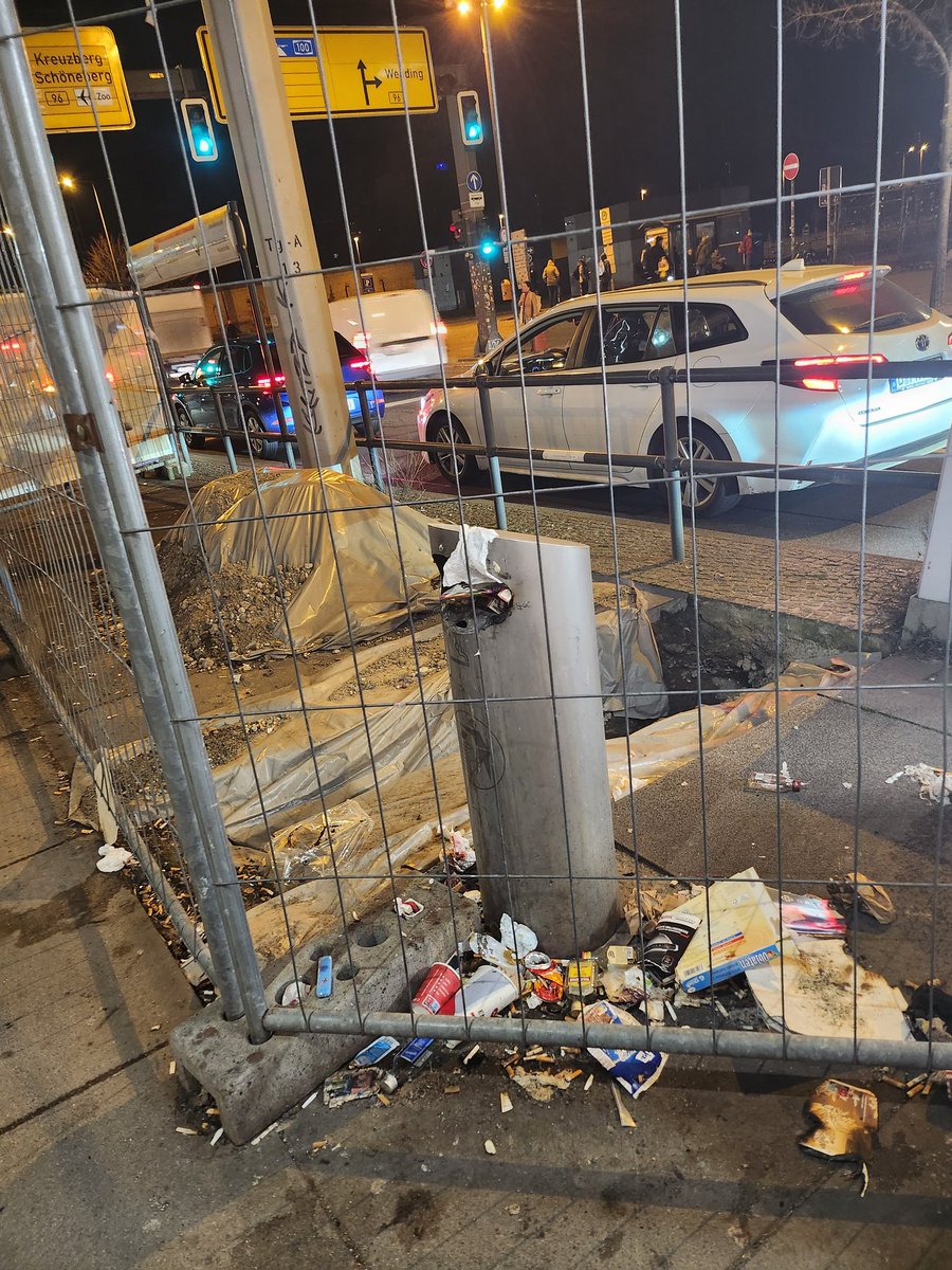 BirgitKoenitzer's tweet photo. @BVG_Tram 
Könntet ihr euch vorstellen, diese Baustelle, welche seit mindestens Mitte Oktober 2023 besteht, auch mal fertig zu bekommen?
TRAM-Haltestelle Berlin-Hauptbahnhof, Richtung Moabit https://t.co/v0iNwVlQlf