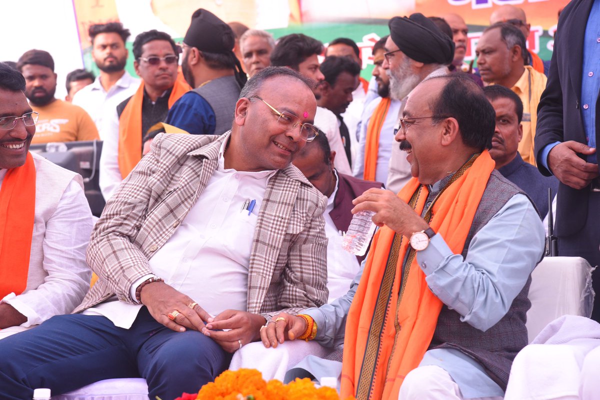 Chandrakar_Ajay's tweet photo. आज महासमुंद में लोकसभा चुनाव कार्यालय के उद्घाटन समारोह में शामिल हुआ तथा सभी परिवारजनों को संबोधित किया। इस दौरान कार्यक्रम में मुख्य अतिथि छत्तीसगढ़ शासन के उपमुख्यमंत्री श्री @ArunSao3 जी एवं क्षेत्रीय जनप्रतिनिधि व भाजपा प्रमुख पदाधिकारी ��र कार्यकर्तागण उपस्थित रहें।

मुझे पूर्ण विश्वास है कि महासमुंद की जनता पिछली बार की तरह इस बार भी जीत दिलाकर आदरणीय प्रधानमंत्री श्री @narendramodi जी के नेतृत्व में 2024 लोकसभा चुनाव में बड़ी विजय का नेतृत्व करेगी।

@BJP4India
@BJP4CGState @JPNadda @OmMathur_bjp @shivprakashbjp  @mansukhmandviya @ajayjamwalbjp @NitinNabin @PawanSaiBJP
