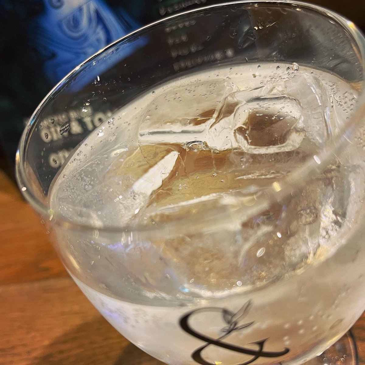 yuki_clx's tweet photo. クライアントからのOK連絡を待ちきれずに一杯☆ &amp;GINさんでおすすめのクラフトジンをトニックで。すっきり飲みやすくて旨い〜 事務所に帰らなくて済みますように！
#gin #gintonic #arcticblue #ちょっと一杯 #ジン #生ハム #ジン酒場アンドジン #天神橋筋商店街 #南森町 #andgin https://t.co/pDPJExN51L