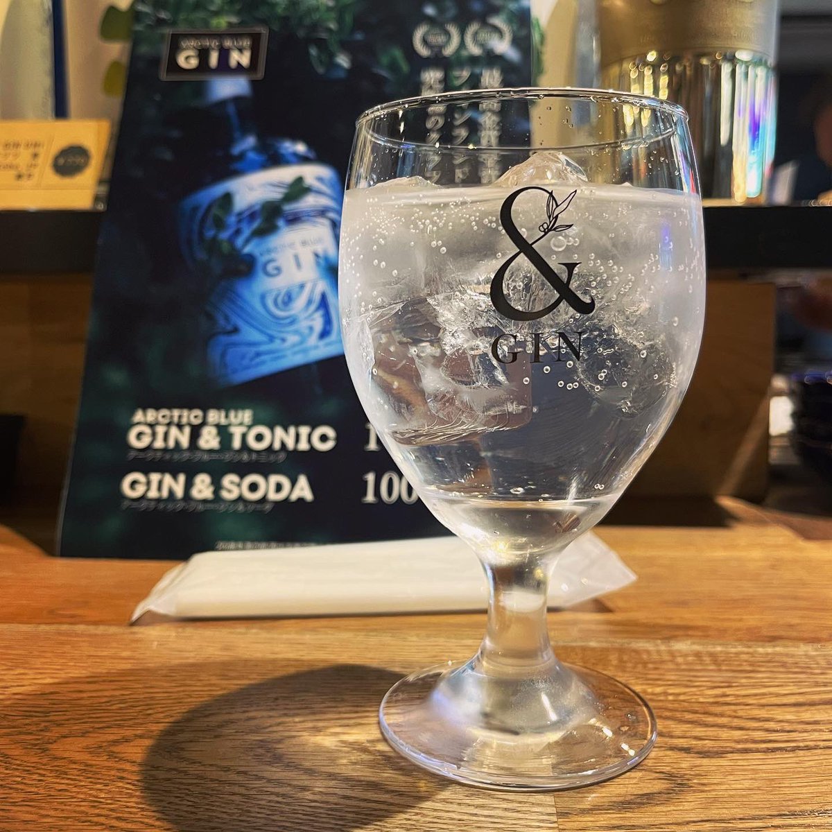 yuki_clx's tweet photo. クライアントからのOK連絡を待ちきれずに一杯☆ &amp;GINさんでおすすめのクラフトジンをトニックで。すっきり飲みやすくて旨い〜 事務所に帰らなくて済みますように！
#gin #gintonic #arcticblue #ちょっと一杯 #ジン #生ハム #ジン酒場アンドジン #天神橋筋商店街 #南森町 #andgin https://t.co/pDPJExN51L