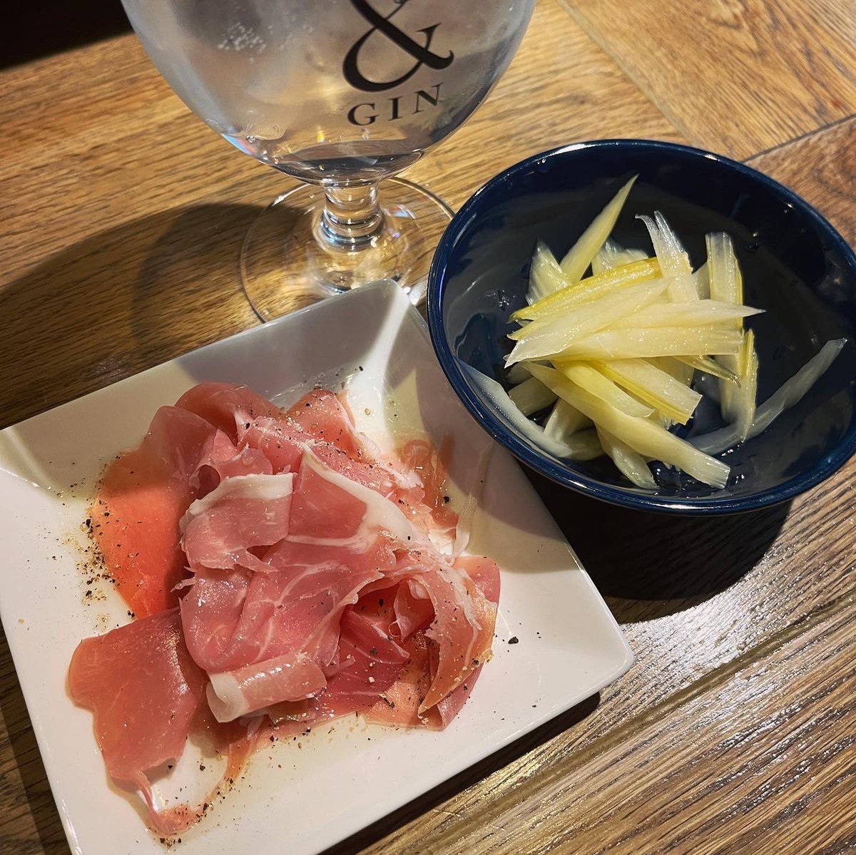 yuki_clx's tweet photo. クライアントからのOK連絡を待ちきれずに一杯☆ &amp;GINさんでおすすめのクラフトジンをトニックで。すっきり飲みやすくて旨い〜 事務所に帰らなくて済みますように！
#gin #gintonic #arcticblue #ちょっと一杯 #ジン #生ハム #ジン酒場アンドジン #天神橋筋商店街 #南森町 #andgin https://t.co/pDPJExN51L