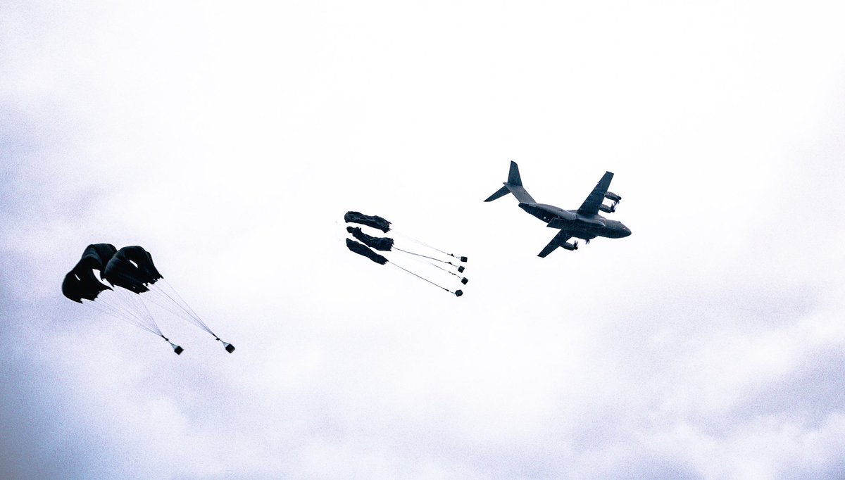 16AirAssltBCT's tweet photo. From care at the point of wounding to receiving supplies by parachute, @AirborneMedics were put through their paces on a wintry Salisbury Plain on Exercise Winged Serpent. https://t.co/ifCWoYAHRk
