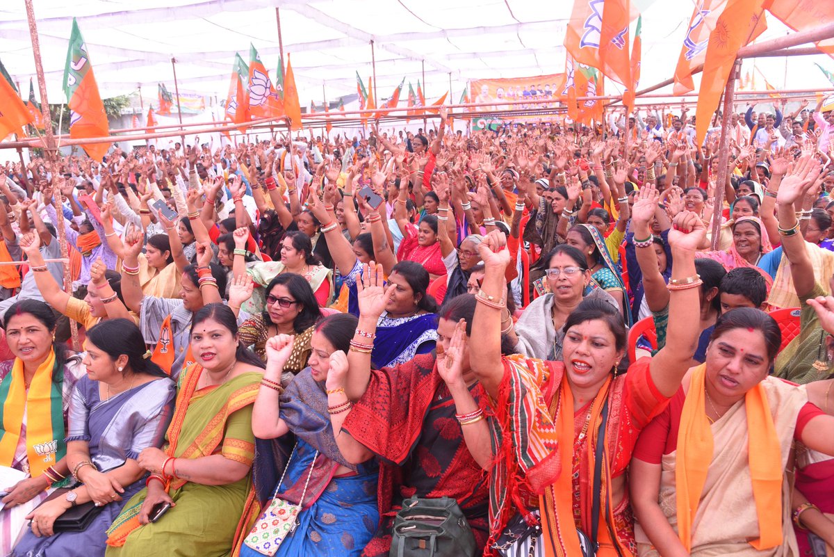 आज महासमुंद में लोकसभा चुनाव कार्यालय के उद्घाटन समारोह में शामिल हुआ तथा सभी परिवारजनों को संबोधित किया। इस दौरान कार्यक्रम में मुख्य अतिथि छत्तीसगढ़ शासन के उपमुख्यमंत्री श्री <a href="/ArunSao3/">Arun Sao</a> जी एवं क्षेत्रीय जनप्रतिनिधि व भाजपा प्रमुख पदाधिकारी और कार्यकर्तागण उपस्थित रहें।

मुझे