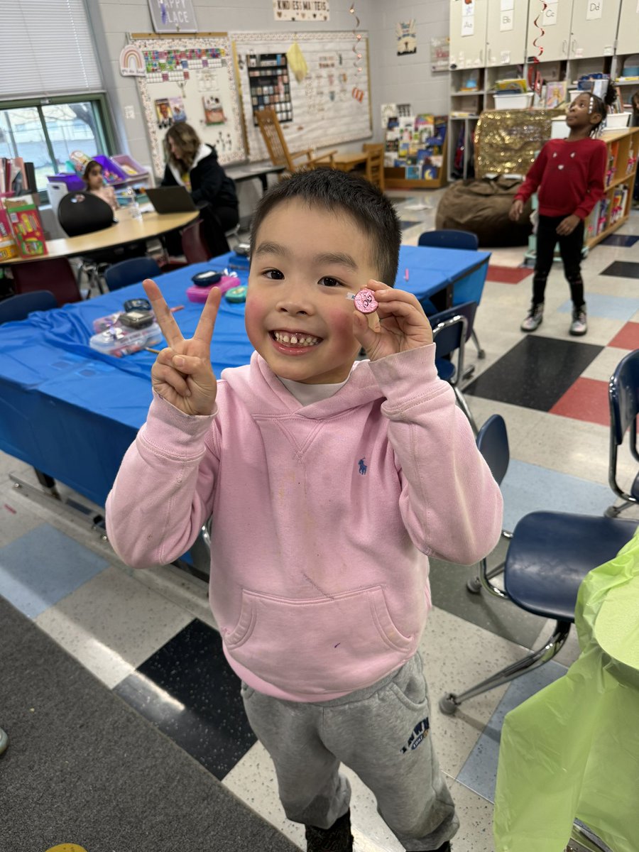 Ana_Race4's tweet photo. Happy 100th day! We celebrated with special glasses and making crowns, we hunted for 100 Hershey kisses hidden around the room, wrote what we will do when we are 100, counted 100 snacks, and took pictures in our photo booth! #SHElem #AAGV https://t.co/l3khbyl38I