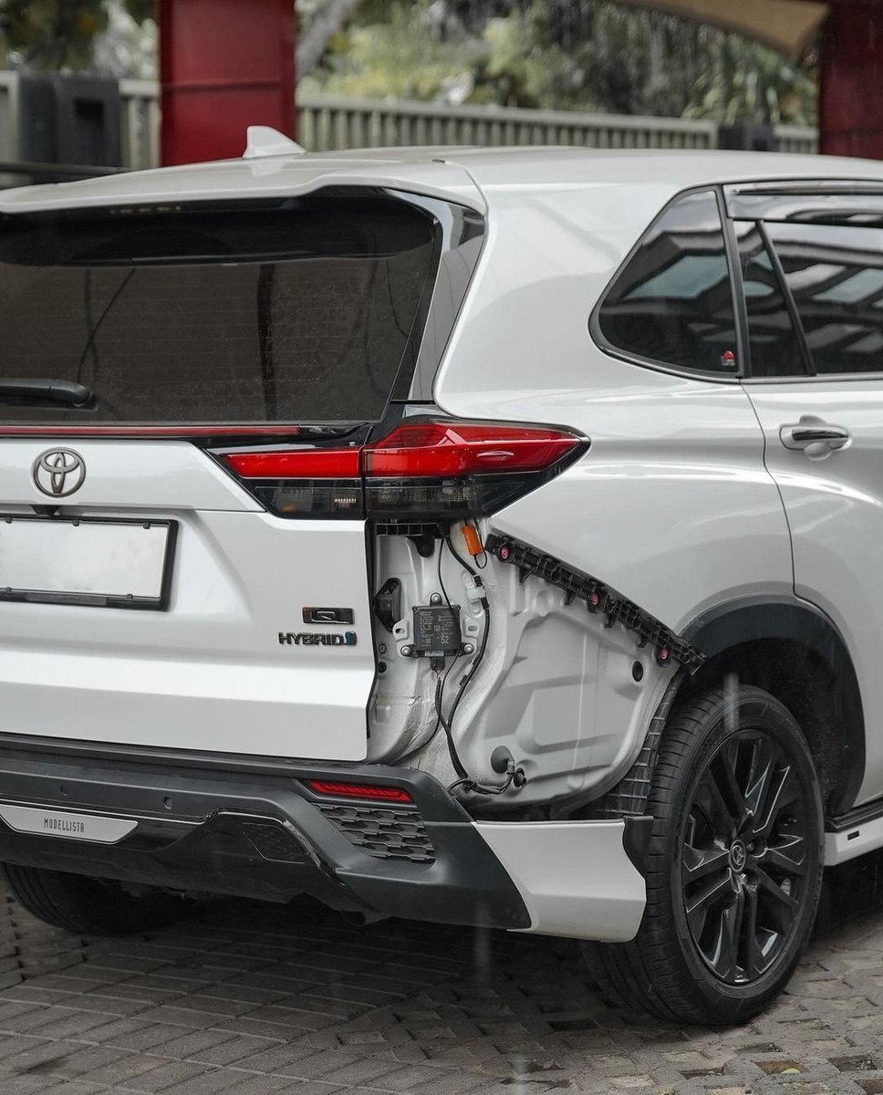 Di pojok bumper INNOVA Zenix Hybrid type Q ada modul blind spot. Harganya lumayan nih, 1 modul di bengkel resmi 6jt-an.

Baik2 nyetirnya, jgn sampai ketabrak😁.