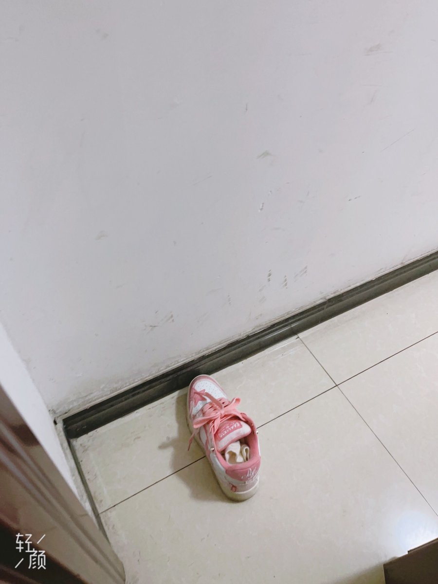 放门口的快递平安无事 放门口的鞋子不翼而飞 #鞋 https://t.co/wc6Aeehud0