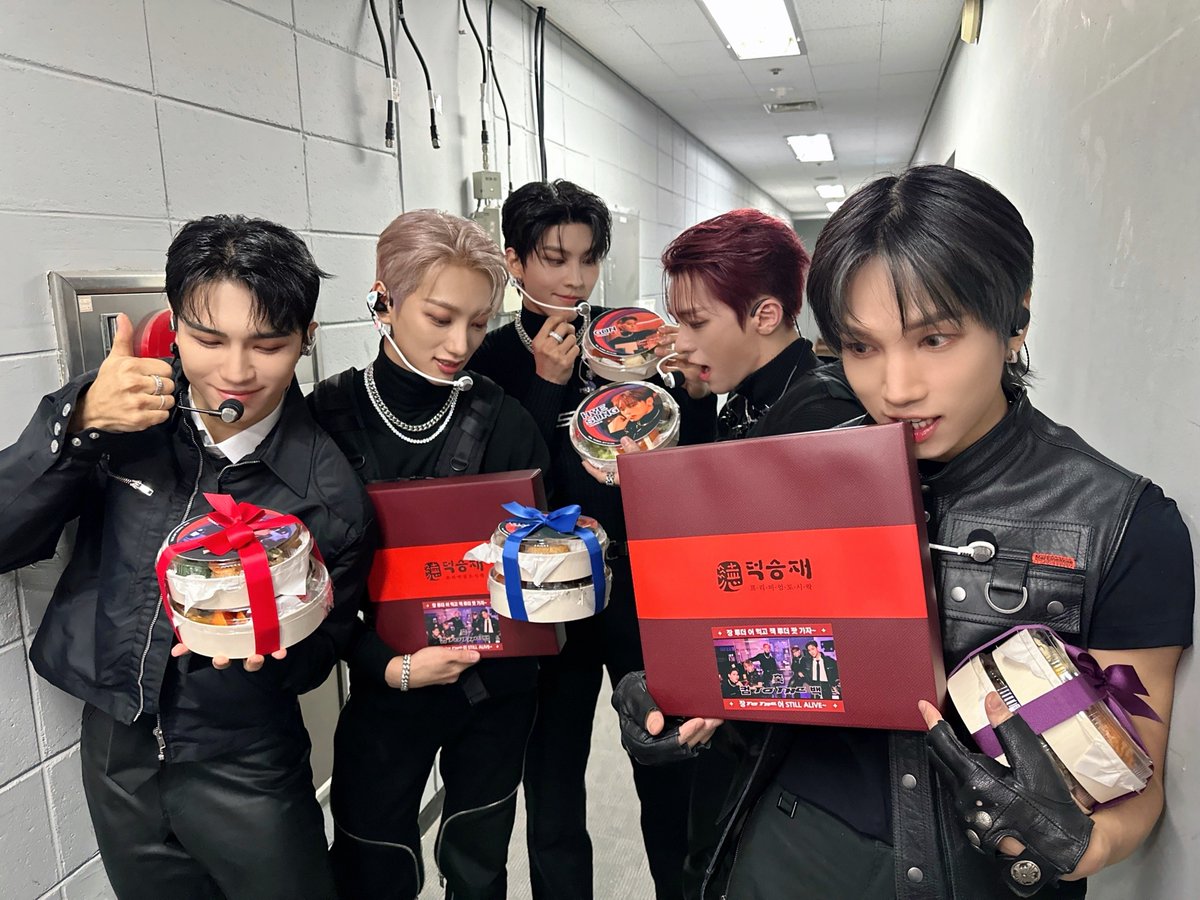 [#VANNER]

VVS의 소중한 응원 받으며💪
두 번째 미니앨범 [CAPTURE THE FLAG] 발매 기념 쇼케이스 성공적 마무리‼️
배너는 세금 덜 내도 되겠다...
절.세.명.곡. 'JACKPOT' 보유 그룹이라서🤭
'JACKPOT' 많은 응원과 감상 부탁드려요❤🖤

#배너
#CAPTURE_THE_FLAG #JACKPOT