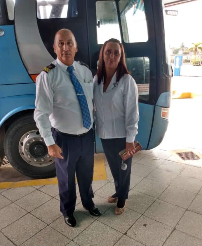 PuigAlina's tweet photo. Bienvenida Gilma a tu nueva familia transportista. Comentarles que su incorporación al GEA como "chofer de ómnibus nacionales"se concreta a partir del acuerdo adoptado en nuestro  2do Encuentro de Mujeres Transportistas efectuado en agosto.
Se batalló, se insistió y se logró. https://t.co/LyKoFIaAyk