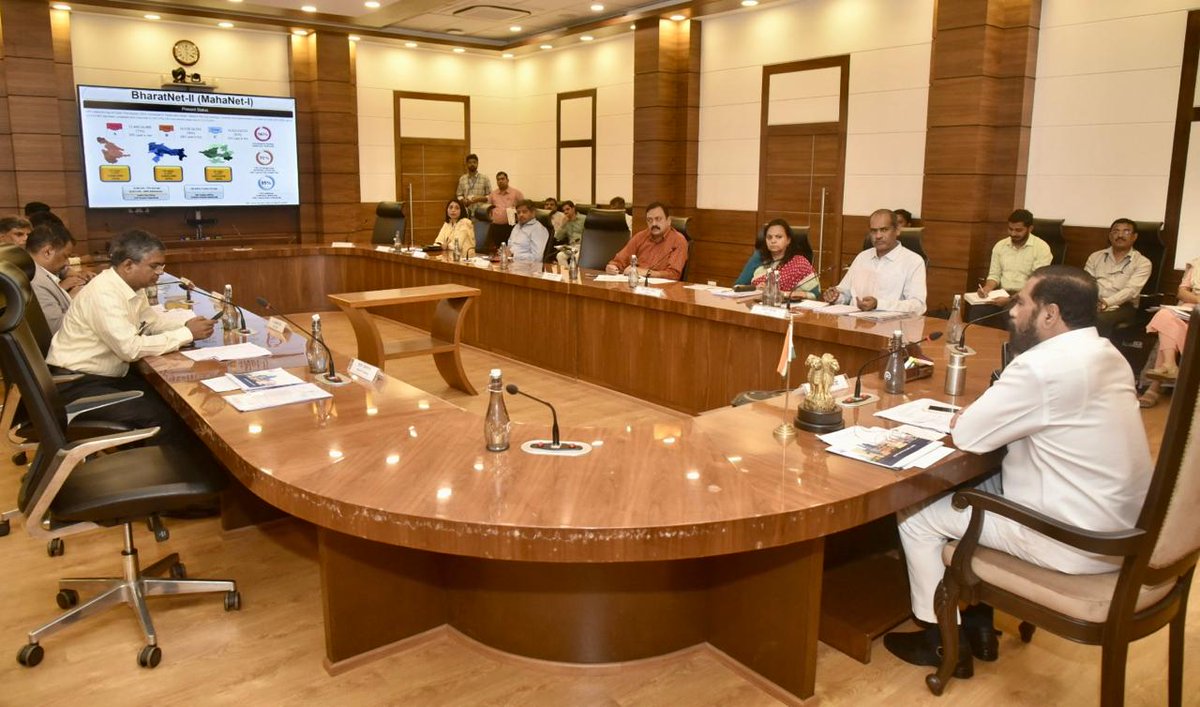 CMO Maharashtra (@cmomaharashtra) on Twitter photo рдореБрдЦреНрдпрдордВрддреНрд░реА <a href="/mieknathshinde/">Eknath Shinde - рдПрдХрдирд╛рде рд╢рд┐рдВрджреЗ</a> рдпрд╛рдВрдиреА рдЖрдЬ рд╕рд╣реНрдпрд╛рджреНрд░реА рдЕрддрд┐рдереАрдЧреГрд╣рд╛рдд рдЖрдпреЛрдЬрд┐рдд рдмреИрдардХреАрдд рдХреЗрдВрджреНрд░ рдкреБрд░рд╕реНрдХреГрдд рдкреНрд░рдзрд╛рдирдордВрддреНрд░реА рдЖрд╡рд╛рд╕ рдпреЛрдЬрдирд╛ (рдирд╛рдЧрд░реА), рдЖрдпреБрд╖реНрдорд╛рди рднрд╛рд░рдд - рдкреНрд░рдзрд╛рдирдордВрддреНрд░реА рдЬрди рдЖрд░реЛрдЧреНрдп рдпреЛрдЬрдирд╛, рддрд╕реЗрдЪ рднрд╛рд░рдд рдиреЗрдЯ - рдорд╣рд╛рдиреЗрдЯ рдкреНрд░рдХрд▓реНрдк рдпрд╛рдВрдЪрд╛ рдЖрдврд╛рд╡рд╛ рдШреЗрддрд▓рд╛.
рдХреЗрдВрджреНрд░ рдкреБрд░рд╕реНрдХреГрдд рдпреЛрдЬрдирд╛рдВрдЪреНрдпрд╛ рдЕрдВрдорд▓рдмрдЬрд╛рд╡рдгреАрдд #рдорд╣рд╛рд░рд╛рд╖реНрдЯреНрд░ рдЕрдЧреНрд░реЗрд╕рд░рдЪ рдореБрдЦреНрдпрдордВрддреНрд░реА <a href="/mieknathshinde/">Eknath Shinde - рдПрдХрдирд╛рде рд╢рд┐рдВрджреЗ</a> рдпрд╛рдВрдиреА рдЖрдЬ рд╕рд╣реНрдпрд╛рджреНрд░реА рдЕрддрд┐рдереАрдЧреГрд╣рд╛рдд рдЖрдпреЛрдЬрд┐рдд рдмреИрдардХреАрдд рдХреЗрдВрджреНрд░ рдкреБрд░рд╕реНрдХреГрдд рдкреНрд░рдзрд╛рдирдордВрддреНрд░реА рдЖрд╡рд╛рд╕ рдпреЛрдЬрдирд╛ (рдирд╛рдЧрд░реА), рдЖрдпреБрд╖реНрдорд╛рди рднрд╛рд░рдд - рдкреНрд░рдзрд╛рдирдордВрддреНрд░реА рдЬрди рдЖрд░реЛрдЧреНрдп рдпреЛрдЬрдирд╛, рддрд╕реЗрдЪ рднрд╛рд░рдд рдиреЗрдЯ - рдорд╣рд╛рдиреЗрдЯ рдкреНрд░рдХрд▓реНрдк рдпрд╛рдВрдЪрд╛ рдЖрдврд╛рд╡рд╛ рдШреЗрддрд▓рд╛.
рдХреЗрдВрджреНрд░ рдкреБрд░рд╕реНрдХреГрдд рдпреЛрдЬрдирд╛рдВрдЪреНрдпрд╛ рдЕрдВрдорд▓рдмрдЬрд╛рд╡рдгреАрдд #рдорд╣рд╛рд░рд╛рд╖реНрдЯреНрд░ рдЕрдЧреНрд░реЗрд╕рд░рдЪ