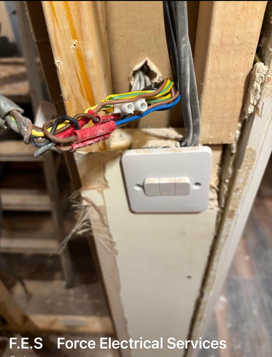 Customer move into the brand new Persimmon dream home and undertake some renovations and extensions, we came across this beauty …… prefab Persimmon crap the mind boggles 
<a href="/electrician_247/">Mark Allison</a> <a href="/Monty_Electrics/">Monty Electrics</a> <a href="/BrumElectrician/">Birmingham Electrician</a> @QlecElec2020