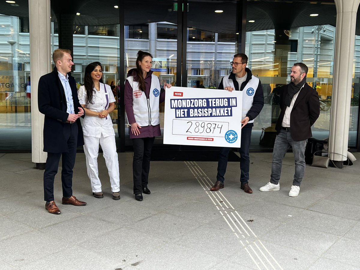 Dokters van de Wereld (NL) (@doktersvdwereld) on Twitter photo Tandarts Yeganeh Hassanzadeh van ons Compassie Netwerk in gesprek met <a href="/jimmydijk/">Jimmy Dijk</a> (SP) en @julianbushoff (PvdA). ‘De tandarts is geen luxe maar een basisrecht. Het begint met een gaatje, maar dat kleine gaatje wordt ernstige kiespijn en schakelt je uiteindelijk volledig uit.’ Tandarts Yeganeh Hassanzadeh van ons Compassie Netwerk in gesprek met <a href="/jimmydijk/">Jimmy Dijk</a> (SP) en @julianbushoff (PvdA). ‘De tandarts is geen luxe maar een basisrecht. Het begint met een gaatje, maar dat kleine gaatje wordt ernstige kiespijn en schakelt je uiteindelijk volledig uit.’