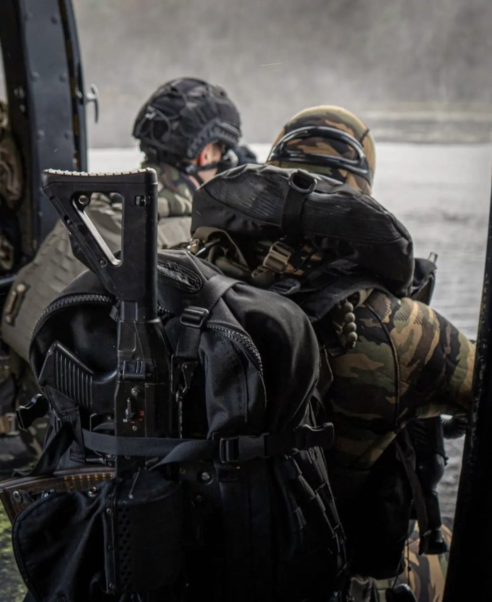 AllaisF's tweet image. 🇫🇷🤿Les plongeurs de combat du génie du #17RGP se jettent à l'eau  depuis un hélicoptère du
@3rhc_officiel. 📷 17rgp