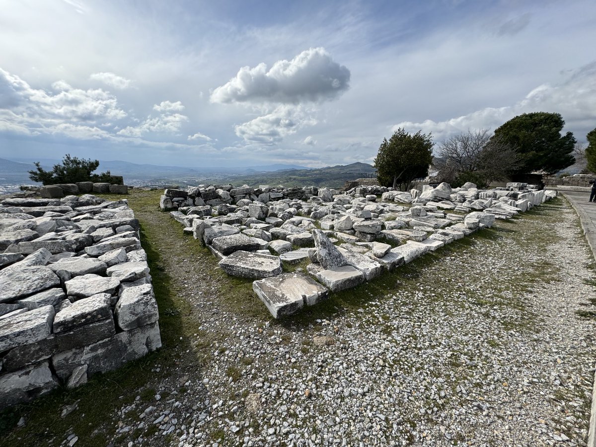 KennethBruce's tweet image. PERGAMUM - Pergamum the 2nd largest library in the world with 200,000 volumes. Only the library Alexandria was larger with 500,000 volumes. Mark Anthony gave the entire library to Cleopatra as a wedding gift.