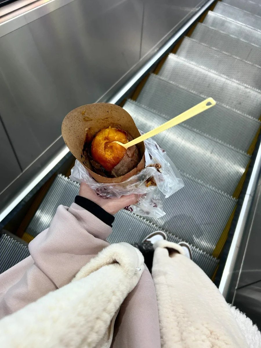 grichard475's tweet photo. The greatest happiness in winter is having warm sweet potatoes in your hands https://t.co/PeX3SZrYn3