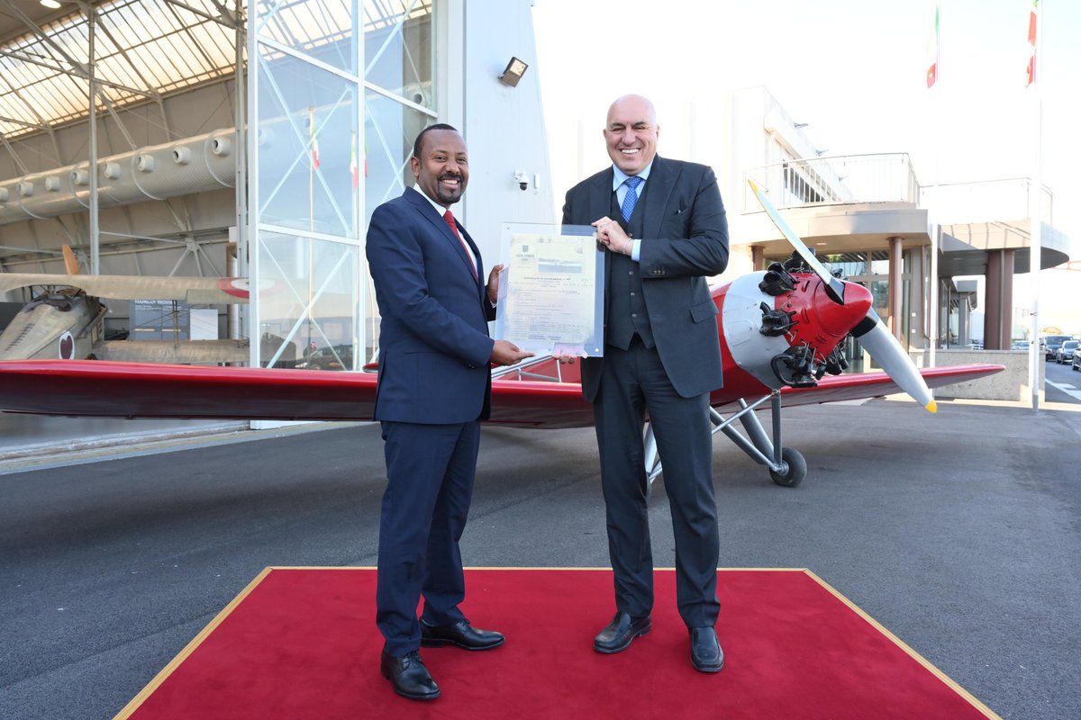 MinisteroDifesa's tweet photo. "Messaggio fortissimo che vuole evidenziare forte legame tra nostri Paesi e valore del dialogo e  cooperazione internazionale" Così Min @GuidoCrosetto al Museo Storico #AeronauticaMilitare con Primo Ministro #Etiopia Abiy Ahmed Ali per firma accordo cooperazione e consegna del velivolo A VII ETHIOPIAN da parte del Governo Italiano.