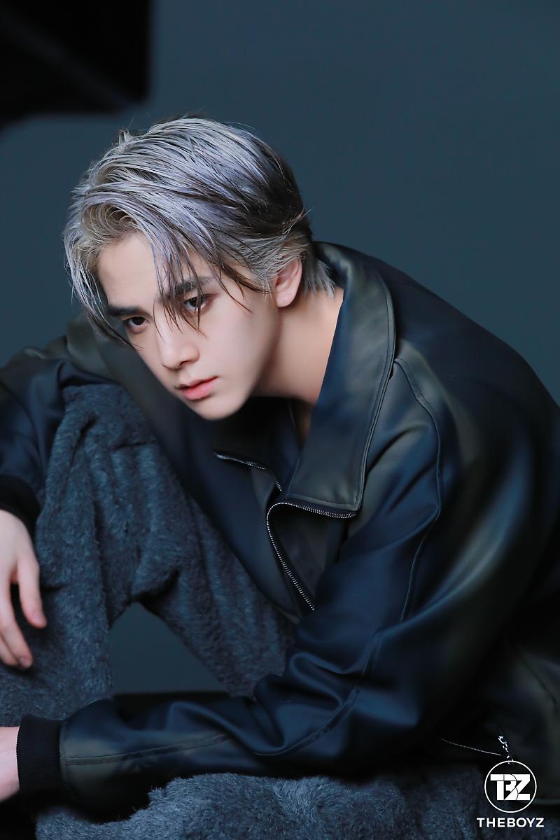 younghonh's tweet photo. ㅤ
ㅤI'm donning a range of cool outfits, easily making each frame captures the essence of timeless style and charisma.
ㅤ https://t.co/wKsfSMoyao