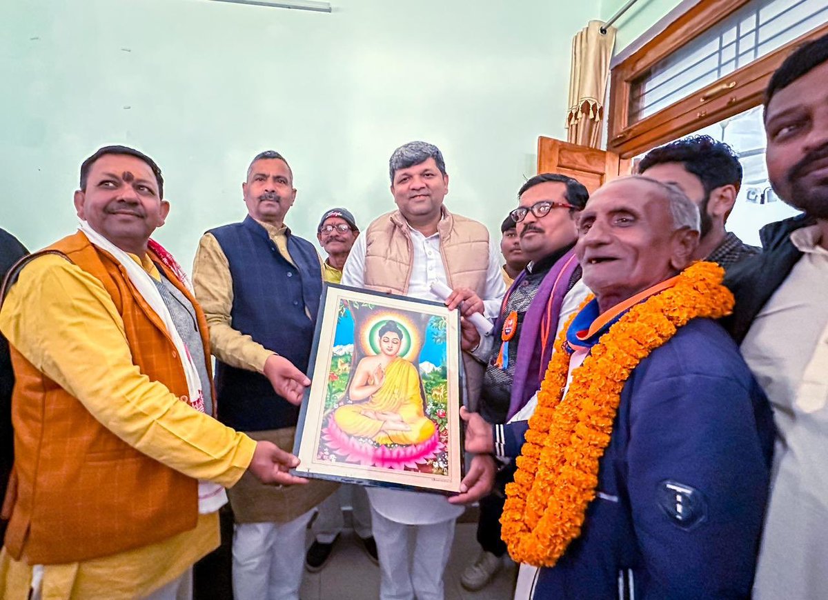 आज गृह जनपद चित्रकूट में प्रवास दौरान सर्किट हाउस में पार्टी पदाधिकारियों एवं कार्यकर्ताओं से शिष्टाचार भेंट करते हुए।