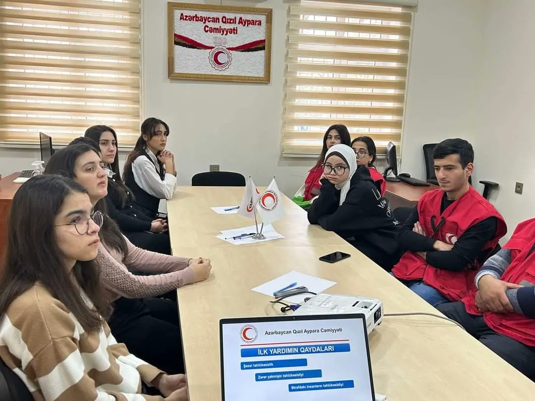 30 yanvar 2024-ci il tarixində Az.QAC Sumqayıt  şəhər bölməsi və Ailə və Uşaqların Sosial İnkişafına Dəstək İctimai Birliyinin  birgə təşkilatçılığı ilə bölmənin gənclər mərkəzində könüllülərə  İlk Yardım seminarı keçirildi.
#AUSİDİB
#firsaidtraining 
#volunteers