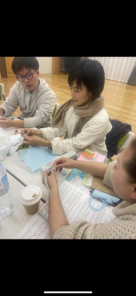 chatract_2023's tweet photo. 先日は、2回目の稽古でした。

DM発送作業をみなさんでおこない、台本の読み合わせから、歌の練習、などなど。
写真は、演目中におこなわれる「キラキラを作ろう」工作物の話し合いの様子。

工作タイムもありますので、お楽しみに！ https://t.co/LkqKooq9PZ