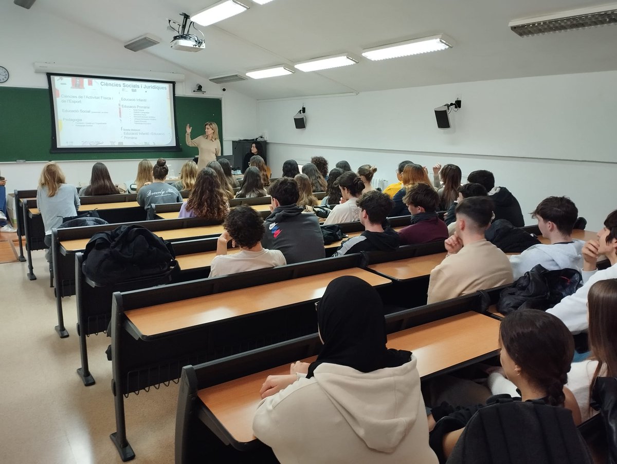 PortUIB's tweet photo. Han participat 270 alumnes de segon de batxillerat i de cicles formatius de grau superior de diferents centres educatius de Menorca: els instituts Cap de Llevant, Josep Miquel Guàrdia, Joan Ramis i Ramis, i Pasqual Calbó i Caldés.
#SeràsUIB https://t.co/IVhhT2bj00