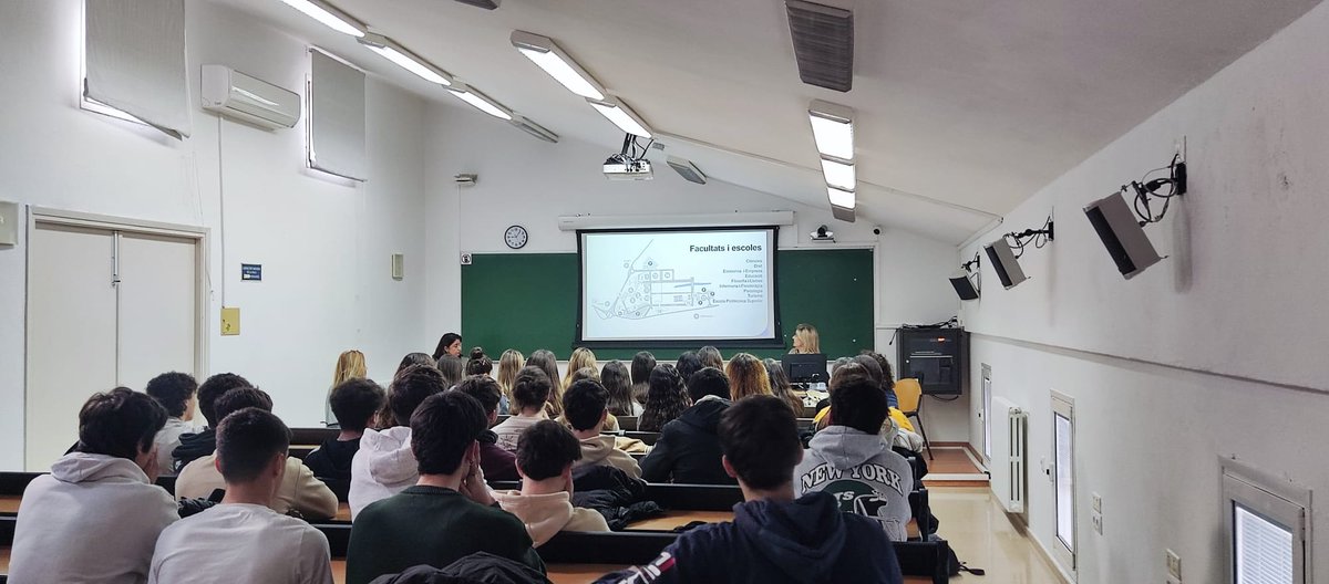 PortUIB's tweet photo. Han participat 270 alumnes de segon de batxillerat i de cicles formatius de grau superior de diferents centres educatius de Menorca: els instituts Cap de Llevant, Josep Miquel Guàrdia, Joan Ramis i Ramis, i Pasqual Calbó i Caldés.
#SeràsUIB https://t.co/IVhhT2bj00