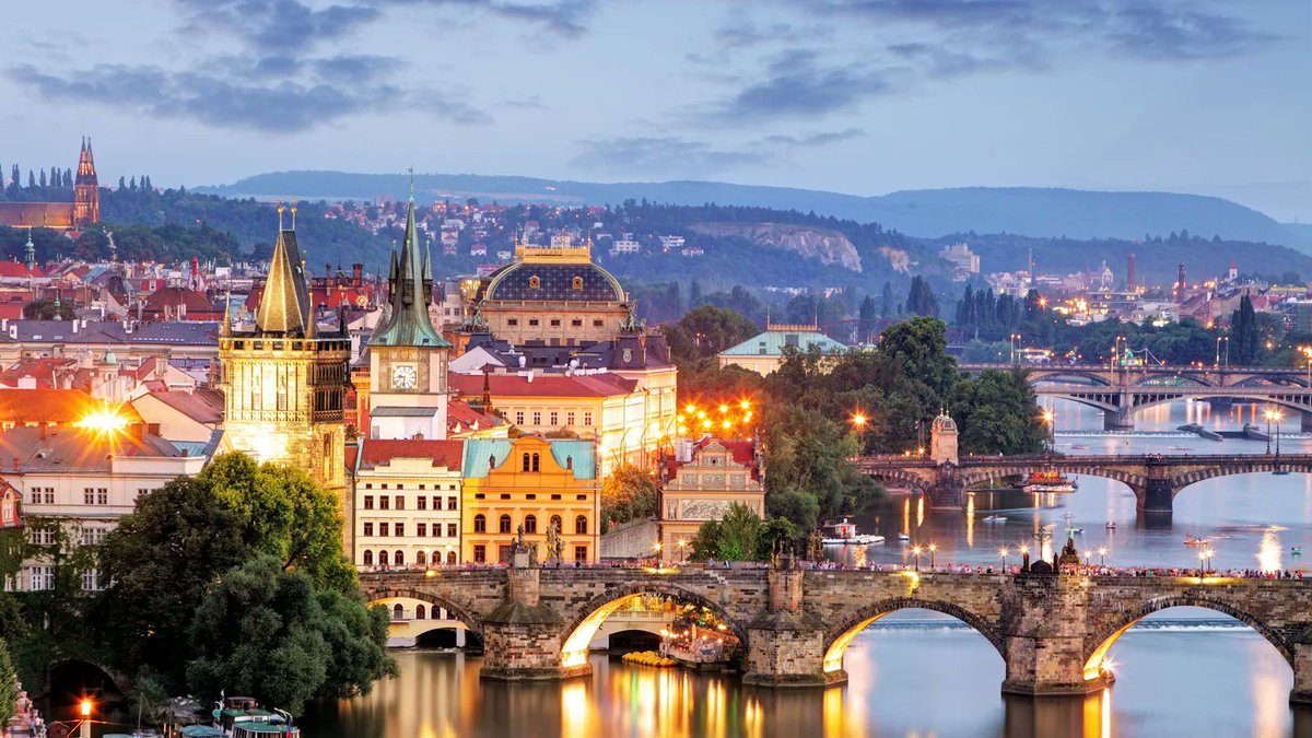 Hay ciudades como #Praga a las que el invierno les sienta fenomenal... No os perdáis estos planes que recomienda @maicarivera_ en @larazon_es larazon.es/viajes/praga-i… #viajes #invierno 📸Dreamstime