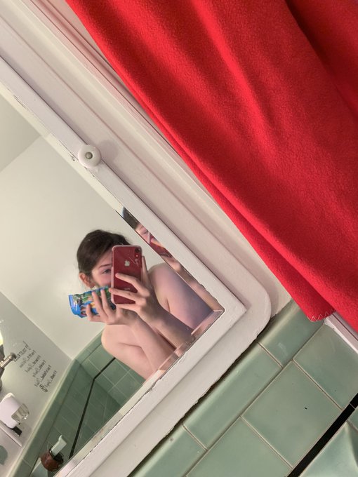 I&rsquo;m naked 😈 https://t.co/6o5onuUfFV