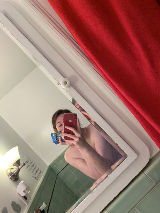 I&rsquo;m naked 😈 https://t.co/6o5onuUfFV