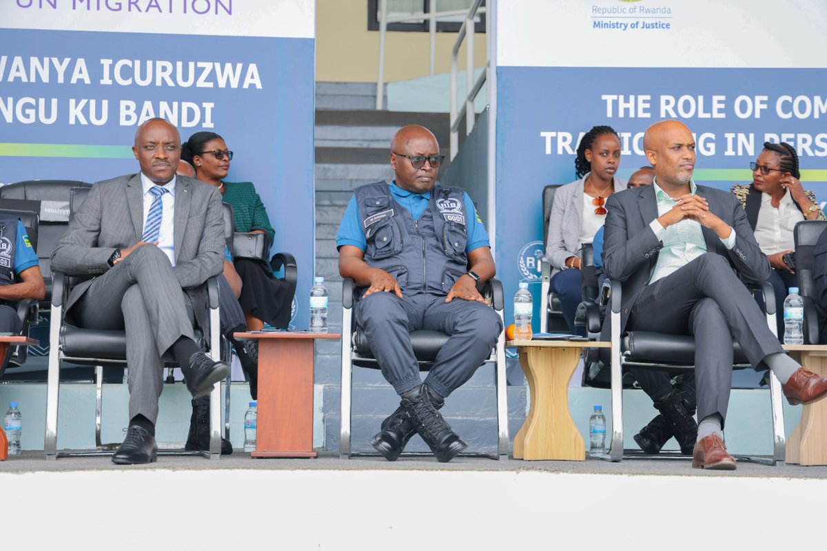 RIB_Rw's tweet photo. Mu ijambo rye risoza ubukangurambaga bwo kurwanya icyaha cy'icuruzwa ry'abantu , Nyakubahwa Minisitiri w'Ubutabera Dr. @eugirashebuja1 wari umushyitsi mukuru, yavuze ko imibare y'icuruzwa ry'abantu mu Rwanda ikiri hasi ugereranyije n'ahandi kuko inzego za leta zihora ziri maso. https://t.co/NiDOcNK56i