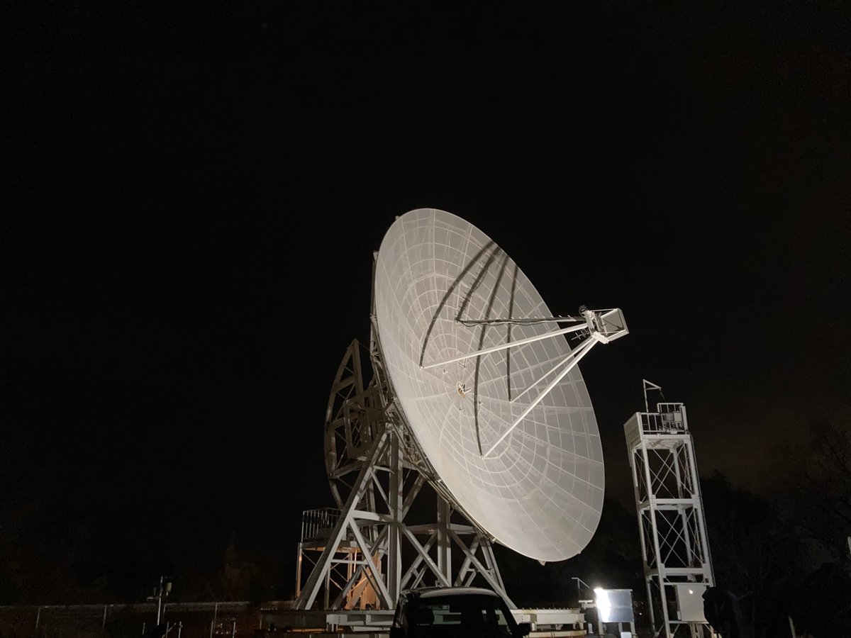 We are tracking the moon and observing signals in Wakayama Univ.