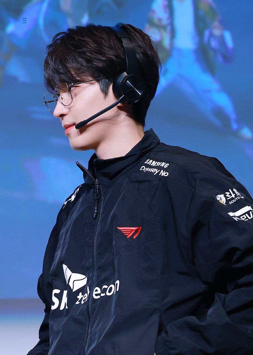 wonuoiawoo's tweet photo. still have a big fat crush on pro gamer jeon wonwoo 🤭 https://t.co/LJEUO9hyuf