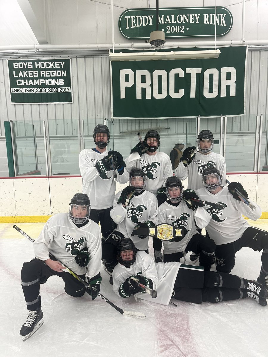 BIG Lakes Region matchup today at The Ted with Tilton coming to Andover to face the #Hornets with playoff implications. Puck drop at 5pm.   Livestream. proctoracademy.org/athletics/proc…