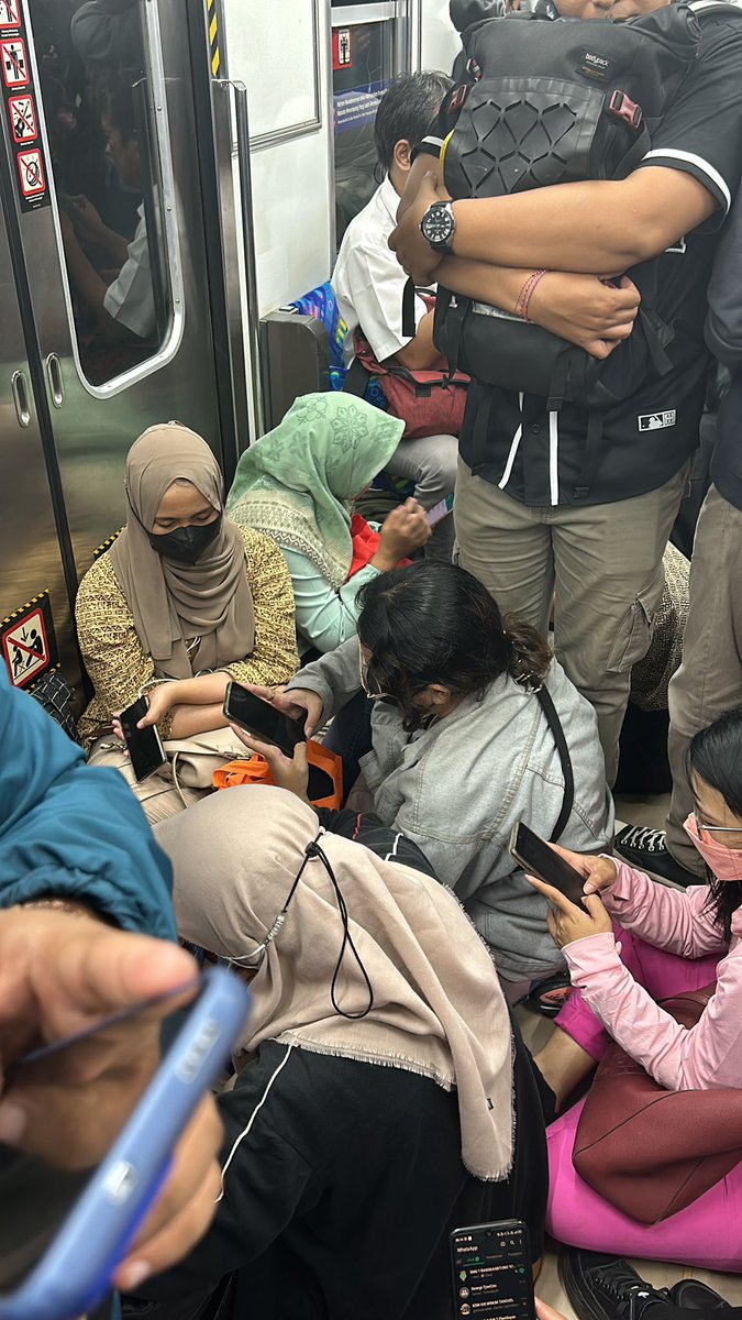 dae_stat's tweet photo. @CommuterLine Pada duduk udah ndak kuat ndak ada kejelasan apalagi solusi.. cc @jokowi https://t.co/KWvBVCHqmP