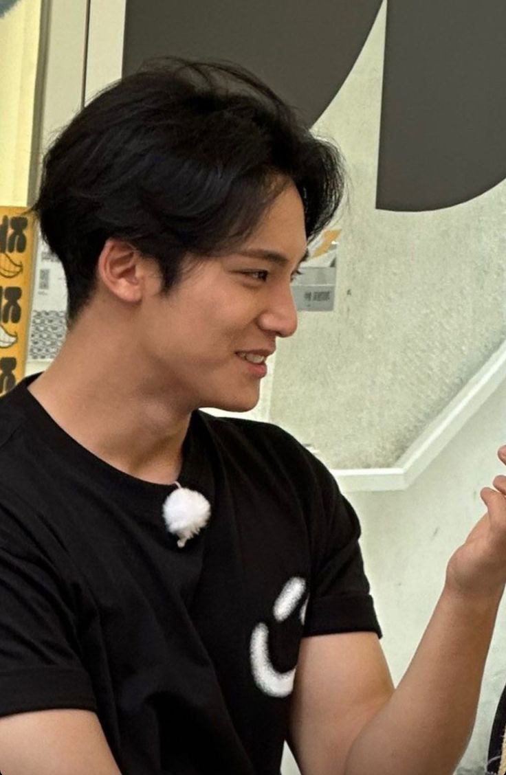 mingwoniez's tweet photo. how mingyu looks like in real life, a thread https://t.co/jSonORbkLl