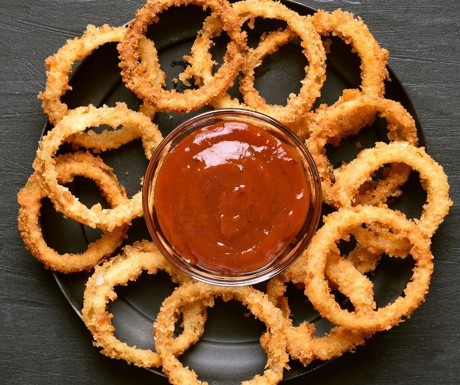 Baked onion rings are a tasty side dish or appetizer! Use Ontario onions, grown right here in the Holland Marsh. Recipe: buff.ly/3wXUuUq #HMGA #HollandMarsh #OnionRings #BakedOnionRings #OntarioOnions