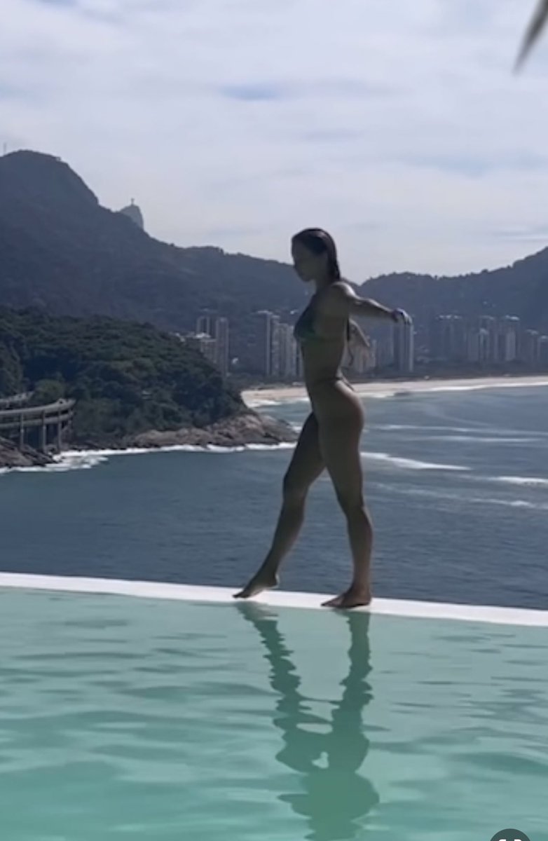 Do they edit the Magui Corceiro?! Pare de deixar a barriga dela menor e a bunda mais redonda🙄🙄🙄 O vídeo parece diferente das fotos🤔