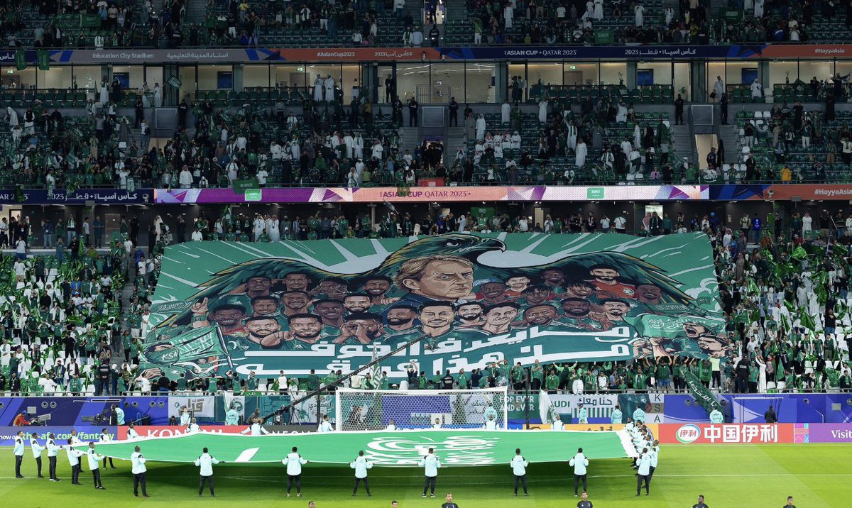يا موطني ما يخيّب ظنك عيالك
بارواحهم يا بلاد الخير يفدونك

اليوم يومك يالأخضر والنصر فالك
حمر العلابي فداك ولا يهمّونك

في كل ميدان تدخل ما انته لحالك
وراك شعبٍ يهزّ الأرض لعيونك

جمهورك الدعم والتاريخ يبرالك 
اسمع صدى الصوت لاقاموا ينادونك

حقق مناهم ولا يطري على بالك
دربك خضر