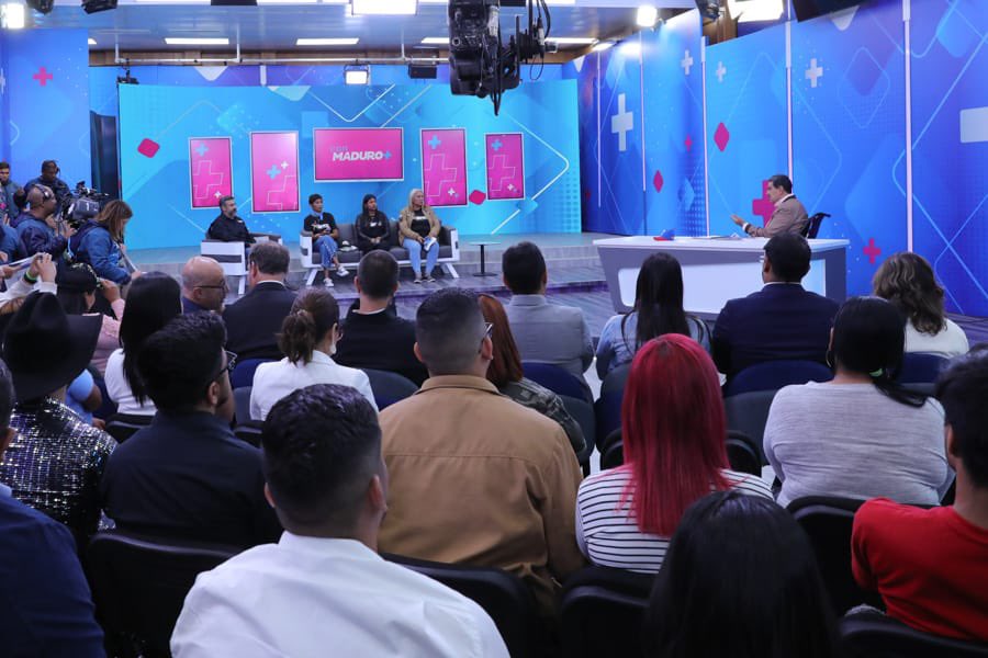 mincomunas_ve's tweet photo. #AsíLoDijo🗣️| Guy Veranez, Secretario Ejecutivo del Consejo Federal de Gobierno: “Se han aprobado más de 11 mil proyectos a través del Consejo Federal de Gobierno (…) Para nosotros fue un reto ver cómo le entregamos los recursos al #PoderPopular sin intermediarios”. https://t.co/Q8ZhGVKQNm