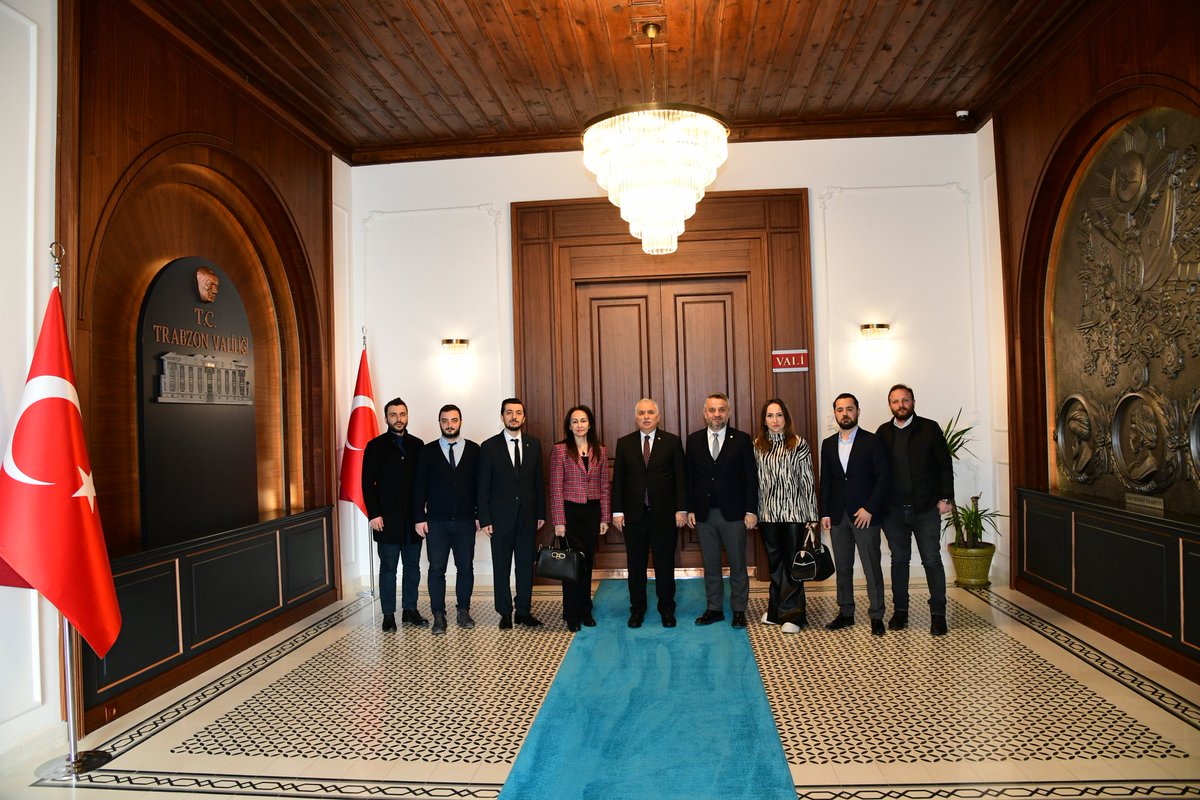 TrabzonValilik's tweet photo. TMMOB İnşaat Mühendisleri Odası Trabzon Şube Başkanı Mustafa Tiryaki ve Yönetim Kurulu Üyeleri, Vali Aziz Yıldırım'ı ziyaret etti. https://t.co/U3KJ5AFsBW