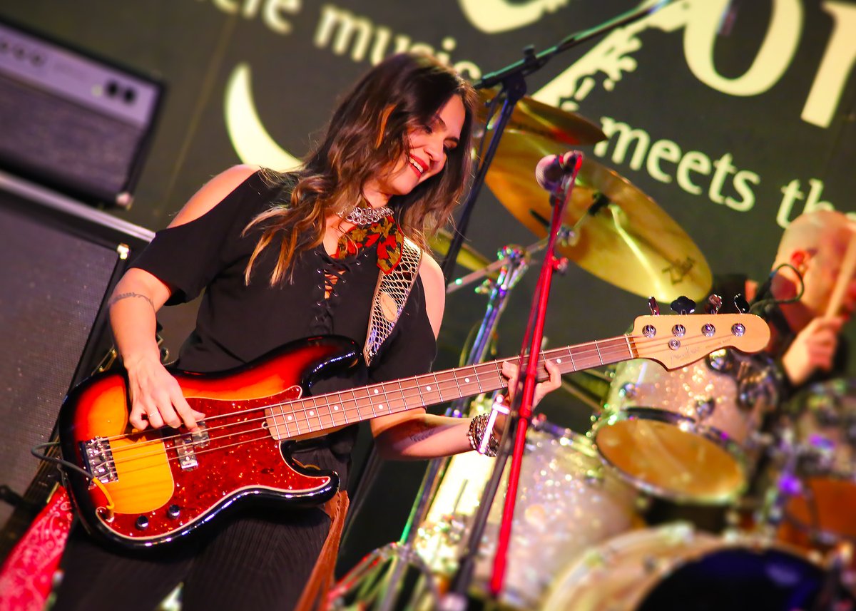 givethrumusic's tweet photo. @JuliaLage giving time to MusiCares at the #LeslieWest tribute.
 #RichieKotzen #JuliaLage #SteveLukather #MarcoMendoza #Paradisekitties  #BrettScallions #PhilX  #RobbieKrieger #mattstarr #NorwoodFisher #KennyOlson #Line6 #yamahaguitars #Ampeg #deanguitars #julialage https://t.co/IEqBMsq9qc