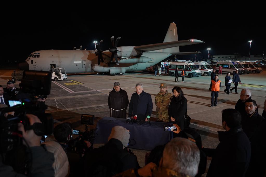 Antonio_Tajani's tweet photo. Ieri sera a Ciampino ho accolto con emozione 11 bambini palestinesi che saranno curati in ospedali 🇮🇹. Il Governo conferma massimo impegno nell’assistenza umanitaria alla popolazione civile palestinese. Grazie a tutte le Amministrazioni dello Stato coinvolte nell’operazione. https://t.co/67UTBcc0gQ