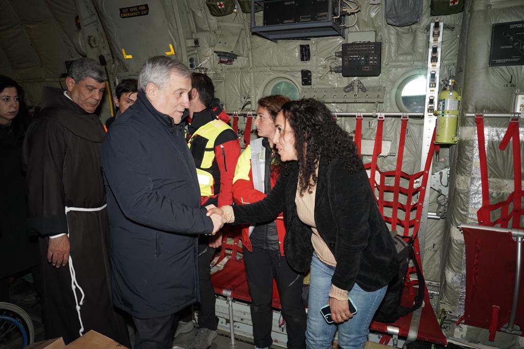 Antonio_Tajani's tweet photo. Ieri sera a Ciampino ho accolto con emozione 11 bambini palestinesi che saranno curati in ospedali 🇮🇹. Il Governo conferma massimo impegno nell’assistenza umanitaria alla popolazione civile palestinese. Grazie a tutte le Amministrazioni dello Stato coinvolte nell’operazione. https://t.co/67UTBcc0gQ