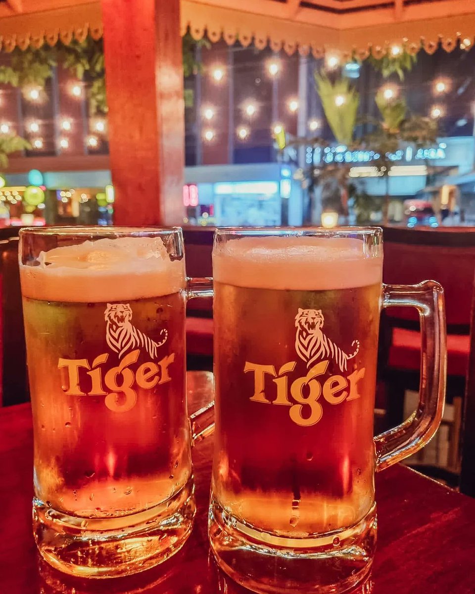 brewsandbeers's tweet photo. Happy Hour at Hemingways (Hems) in Sukhumvit Soi 11 in Bangkok.
#Thailand #happyhour #bars #pubs #tigerbeer #beer https://t.co/J1z0n1Rdbw