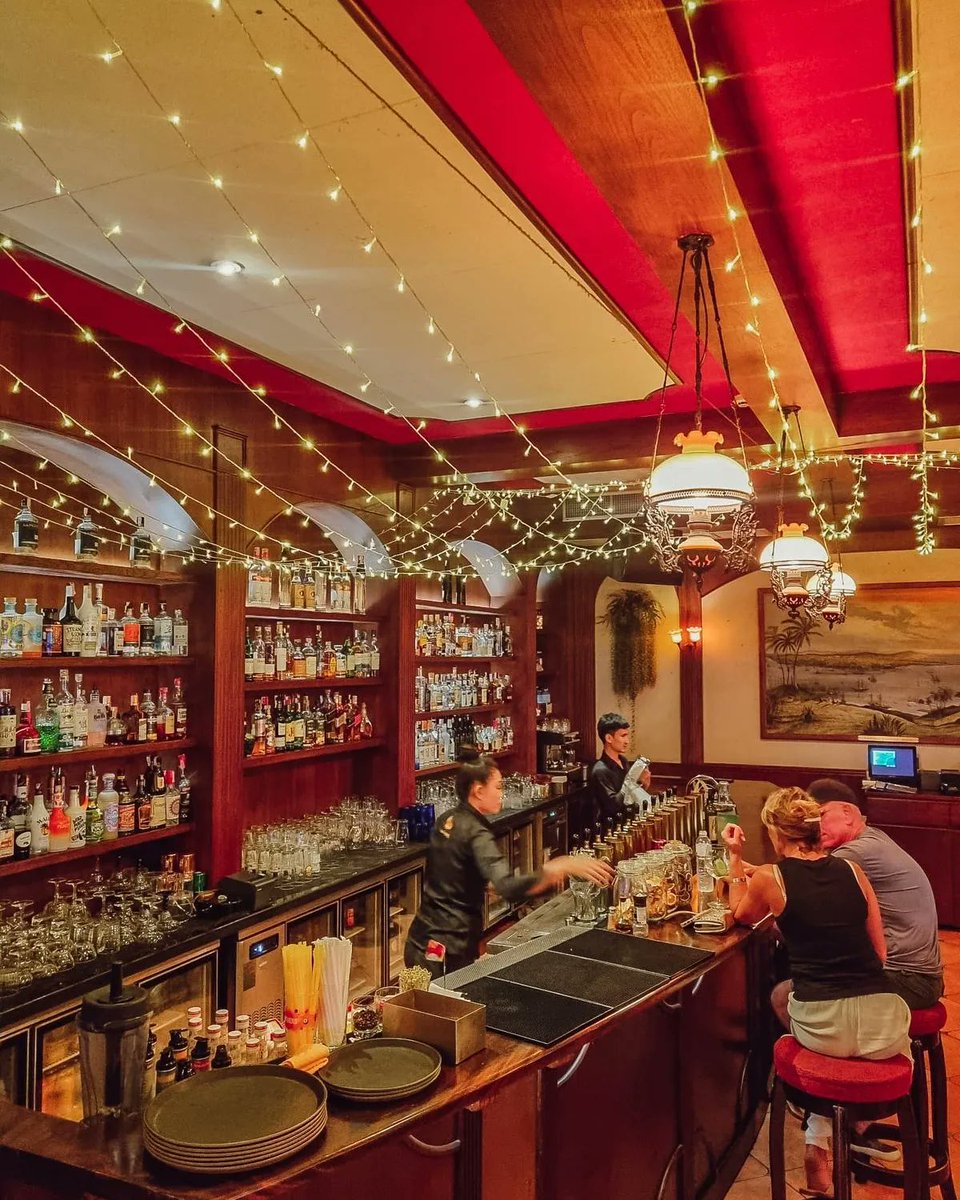 brewsandbeers's tweet photo. Happy Hour at Hemingways (Hems) in Sukhumvit Soi 11 in Bangkok.
#Thailand #happyhour #bars #pubs #tigerbeer #beer https://t.co/J1z0n1Rdbw