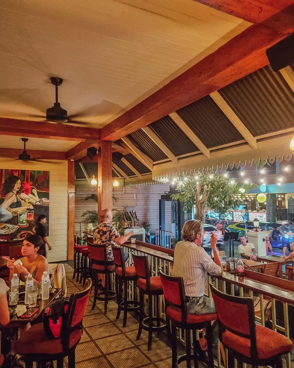 brewsandbeers's tweet photo. Happy Hour at Hemingways (Hems) in Sukhumvit Soi 11 in Bangkok.
#Thailand #happyhour #bars #pubs #tigerbeer #beer https://t.co/J1z0n1Rdbw