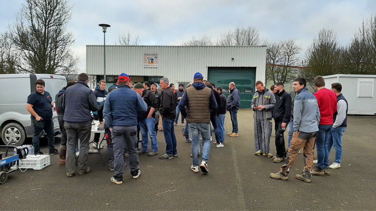 fdsea53's tweet photo. #AgriculteursEnColere  l'action se poursuit devant la sous préfecture de #chateaugontier #FDSEA53 ET #JA53 se coordonnent autour d'un café sur la suite des evenements de la journée. https://t.co/KnU3WWWkAD
