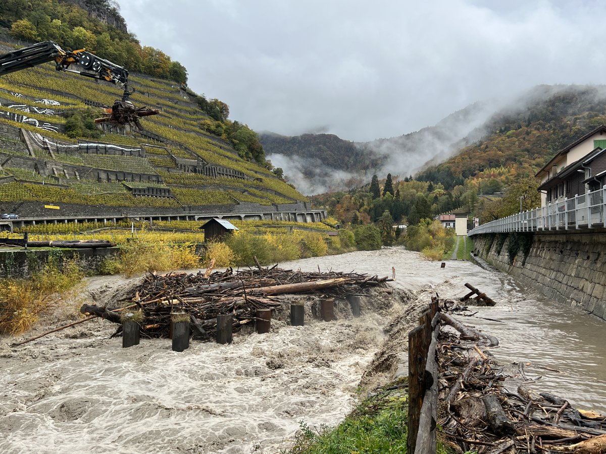 Aussergewöhnliche #Hochwasser im November und Dezember 2023: Intensiver #Regen und #Schneeschmelze führten zu Hochwasser wie noch selten im Dezember. Rückblick auf die Ereignisse und Besonderheiten im Webdossier.
👉bafu.admin.ch/bafu/de/home/t…

<a href="/meteoschweiz/">MeteoSchweiz</a> 
📷David Volken