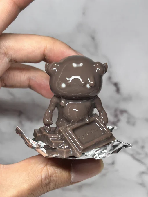 新作パグトロトロン チョコレート。「チョコトロン」完成品。ワンフェスにもっていきます。※食べられません。UVレジン製ですw#WF2024冬 #ワンフェス2024冬#WF2024W 