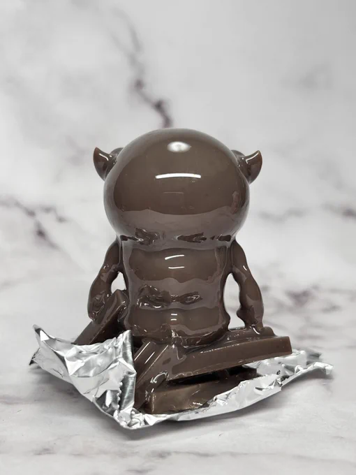 新作パグトロトロン チョコレート。「チョコトロン」完成品。ワンフェスにもっていきます。※食べられません。UVレジン製ですw#WF2024冬 #ワンフェス2024冬#WF2024W 