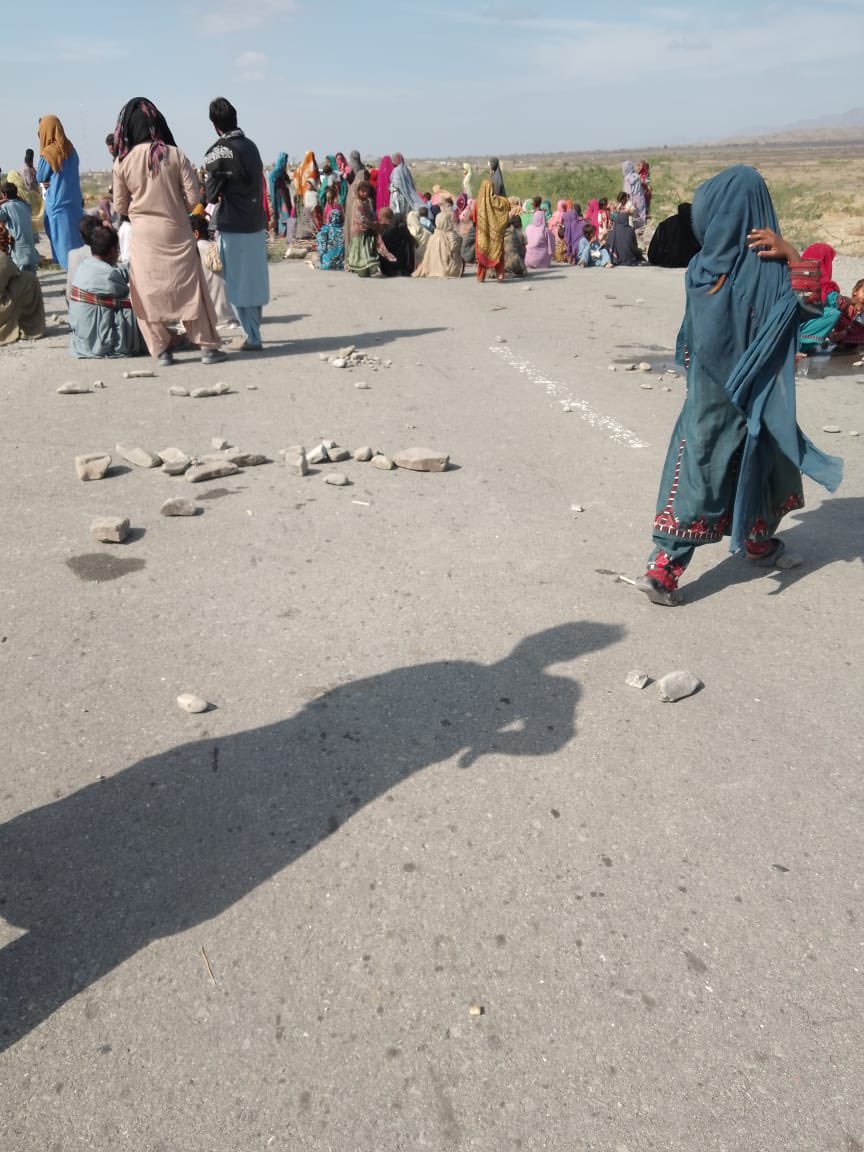 SheranZaheer's tweet photo. Once again Gwadar to Quetta road is blocked by locals at Sami against the enforced disappearance of a resident named Wahid Bakhsh s/o Peer Muhammad. 

#ReleaseWahidBakhsh
#EndEnforcedDisappearances https://t.co/MMo9vGeI8N